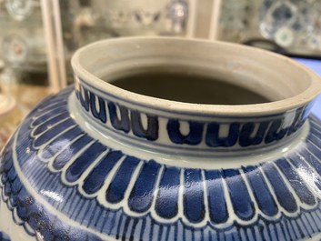 Een Japanse blauw-witte Arita vaas met een landschap, Edo, 17e eeuw